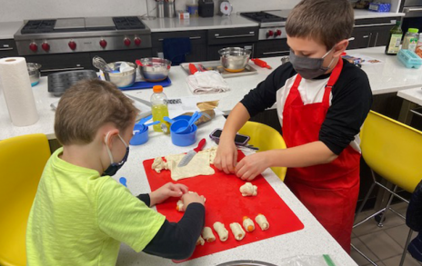 Students in the Dierbergs kitchen